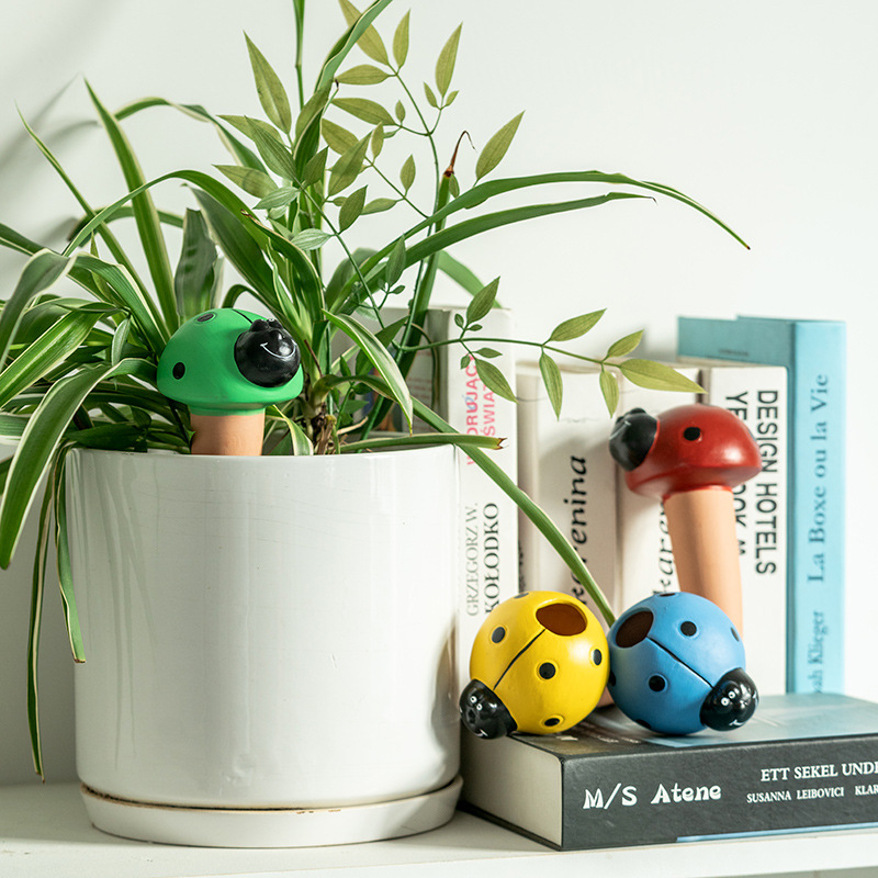 植物散水装置、テラコッタ散水スパイク、休暇中の自動散水プラン - Self Watering Insert のレビューと価格
